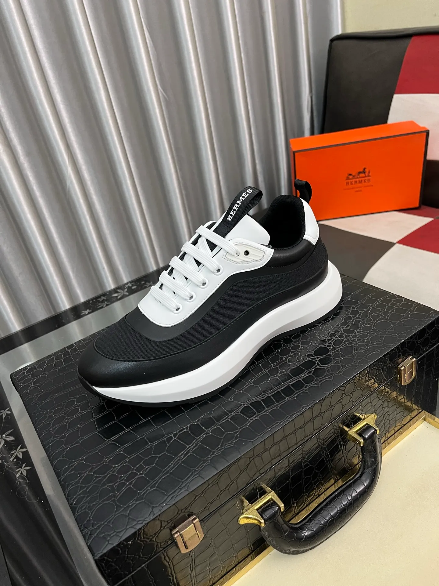 Men's shoes 💰458⌚️⌚️[hermes] Hermès men's fashionable sports shoes, carefully built as an international brand. This casual shoe combines high-quality fabrics and exquisite craftsmanship. It integrates simple and unique design style to interpret the brand's luxurious beauty in a low-key manner. The upper is made of original fabric with a first layer of suede. The layered design has distinct lines on the upper and a lightweight rubber outsole. Light luxury style, the details exude a dynamic masculine atmosphere, elegant and mainstream, size: 38-442️⃣colors available